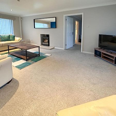 Blunsdon Lodge - Spacious Bungalow, High Speed Wi-Fi, Free Private Parking, Garden Swindon Bagian luar foto