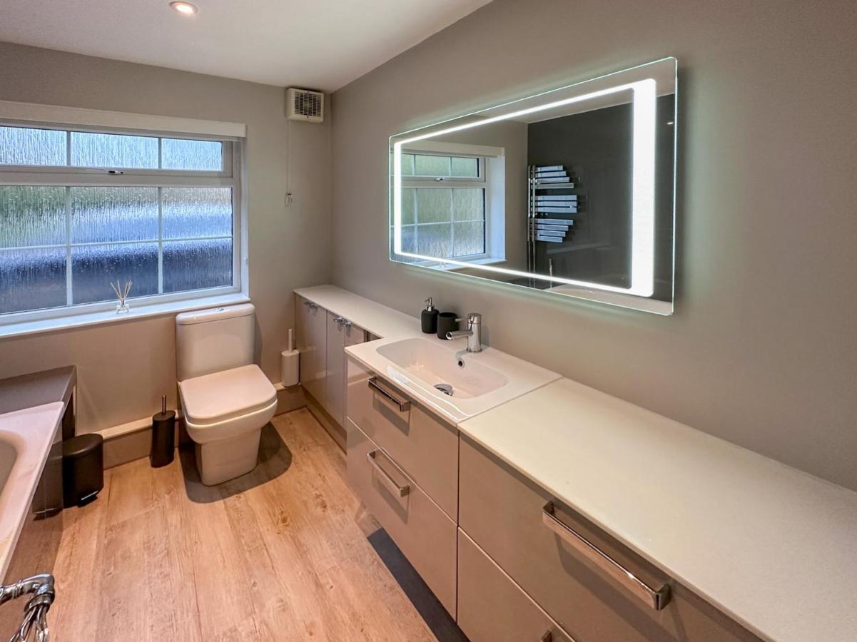 Blunsdon Lodge - Spacious Bungalow, High Speed Wi-Fi, Free Private Parking, Garden Swindon Bagian luar foto