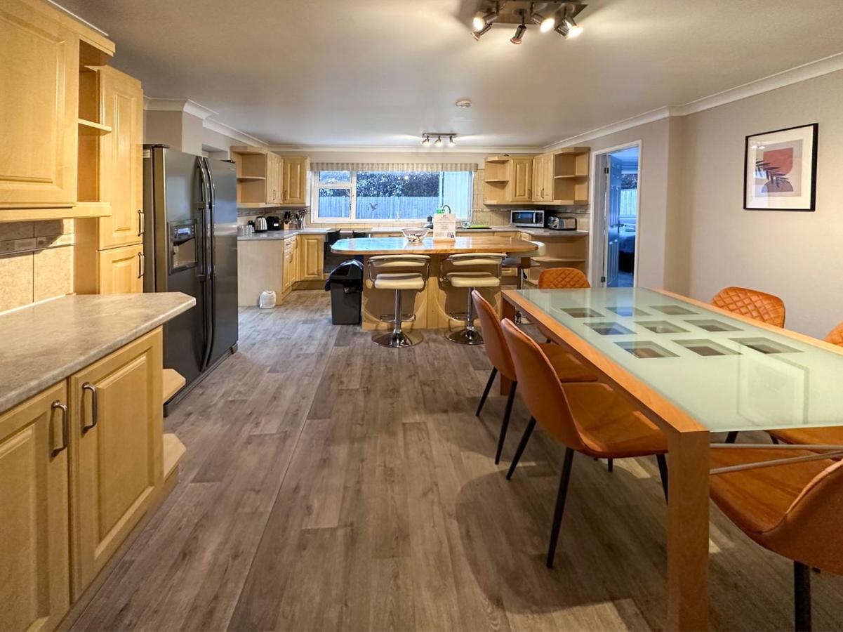 Blunsdon Lodge - Spacious Bungalow, High Speed Wi-Fi, Free Private Parking, Garden Swindon Bagian luar foto