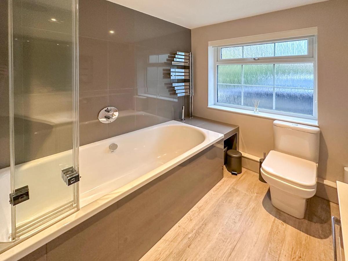 Blunsdon Lodge - Spacious Bungalow, High Speed Wi-Fi, Free Private Parking, Garden Swindon Bagian luar foto