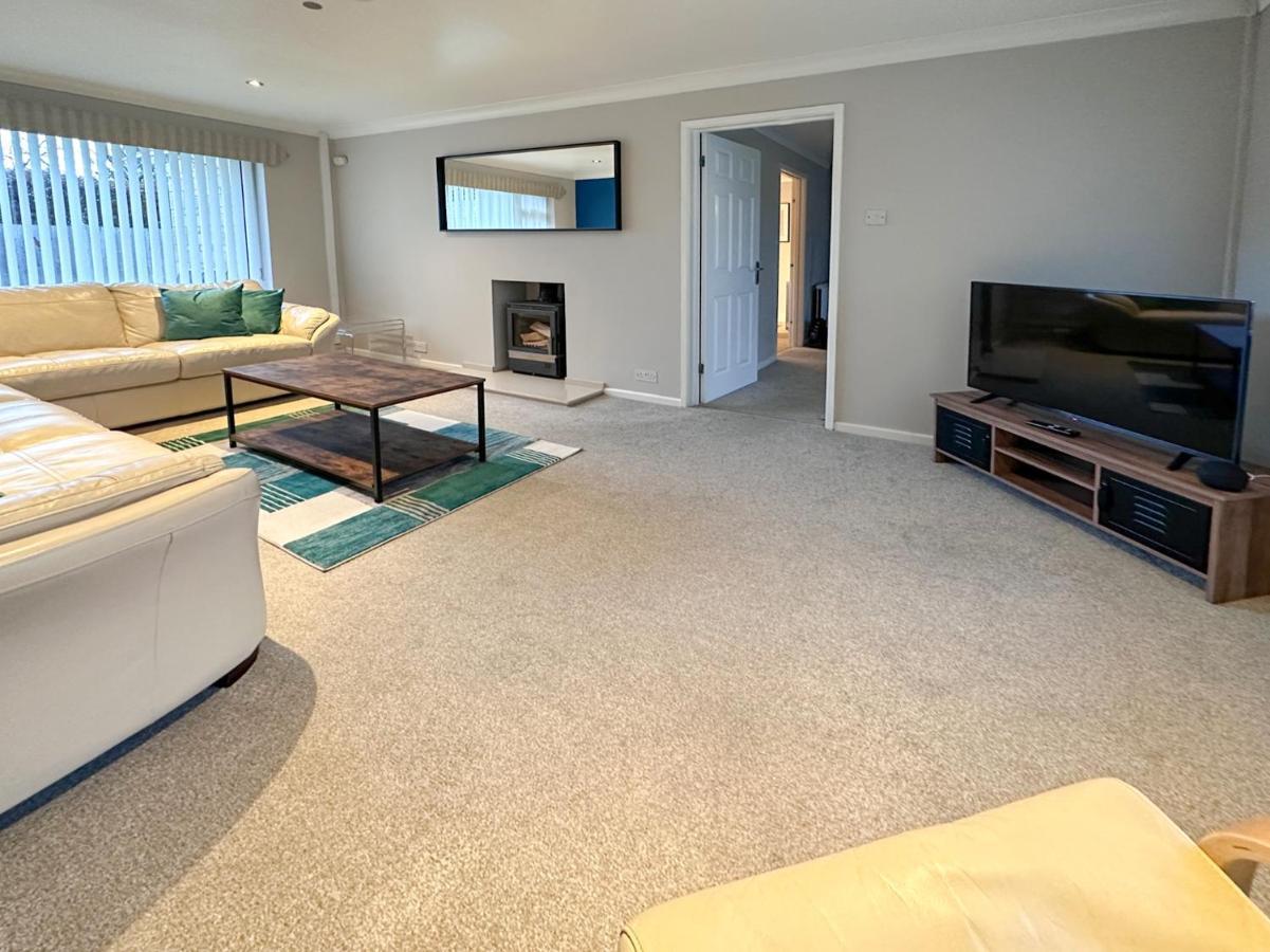 Blunsdon Lodge - Spacious Bungalow, High Speed Wi-Fi, Free Private Parking, Garden Swindon Bagian luar foto