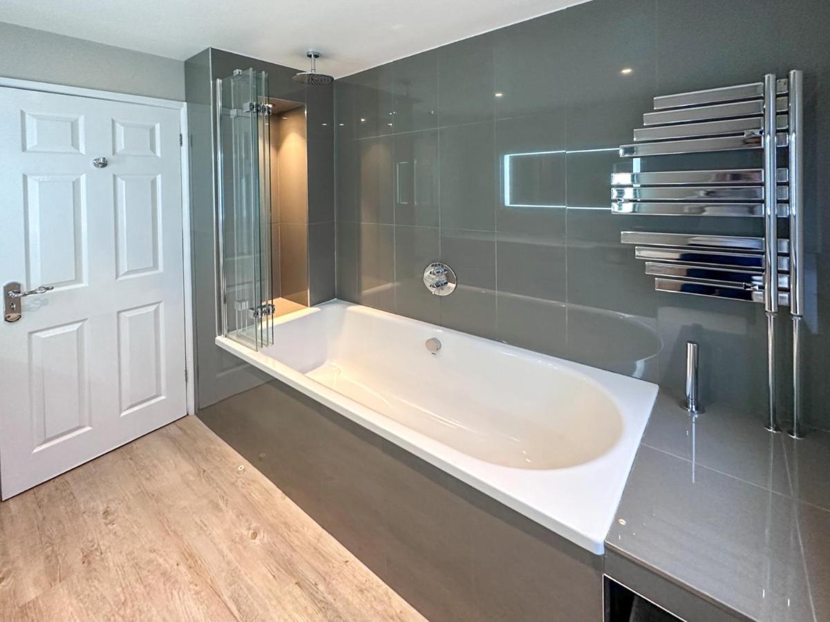 Blunsdon Lodge - Spacious Bungalow, High Speed Wi-Fi, Free Private Parking, Garden Swindon Bagian luar foto